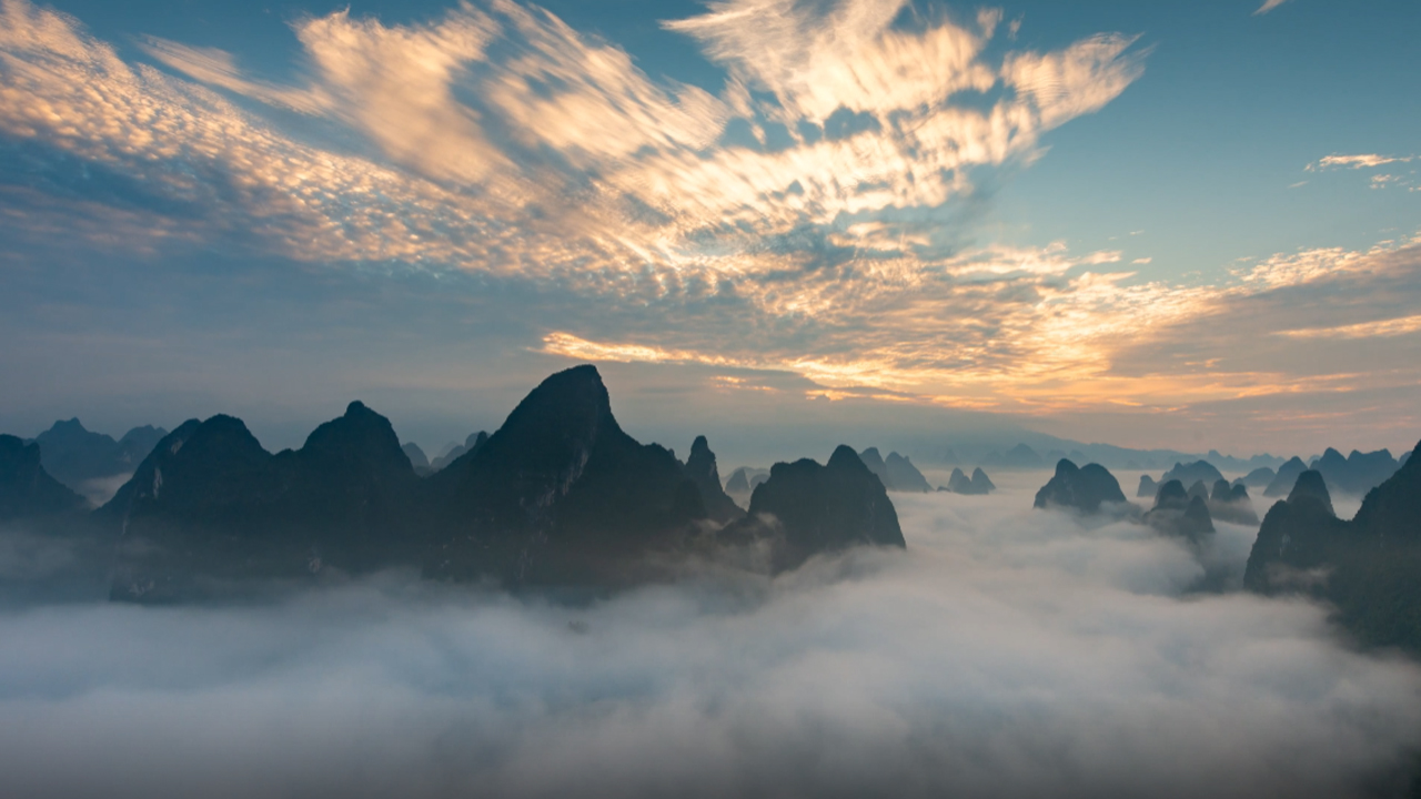 巍峨的高山和云层.jpg